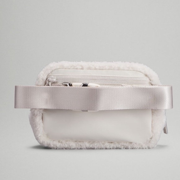 Rare BNWT Lululemon New Year Everywhere Belt Bag 1L Fleece Rabbit - Picture 3 of 12